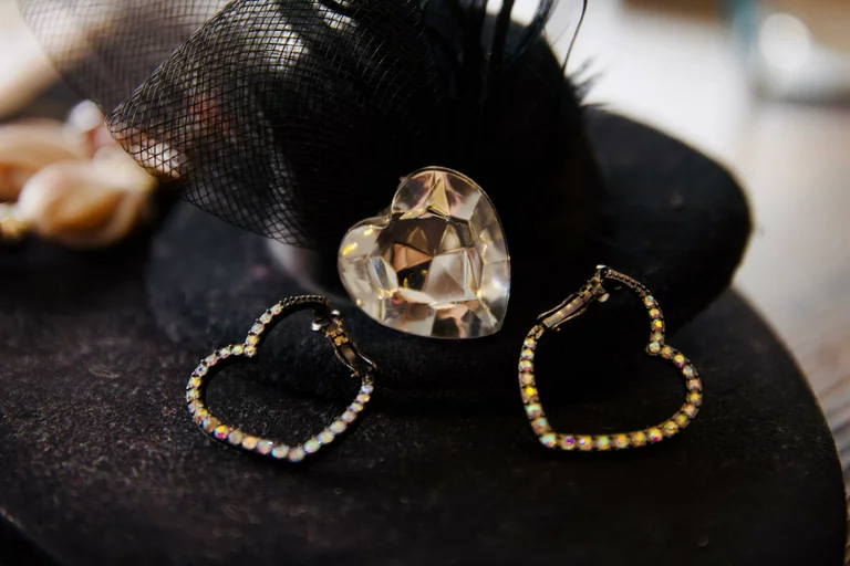 Hübsche Ohrringe und ein diamantener Ring auf einem Accessoire